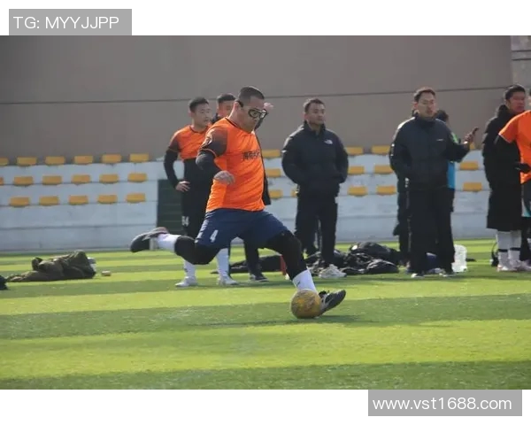 街头采访大爷畅谈足球明星背后的故事与人生智慧